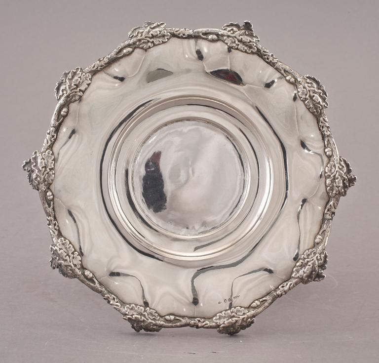 SÅSSKÅL PÅ FAT, silver, Gustaf Adolf Cedergren, Stockholm 1859. Tot. v. 490 g.