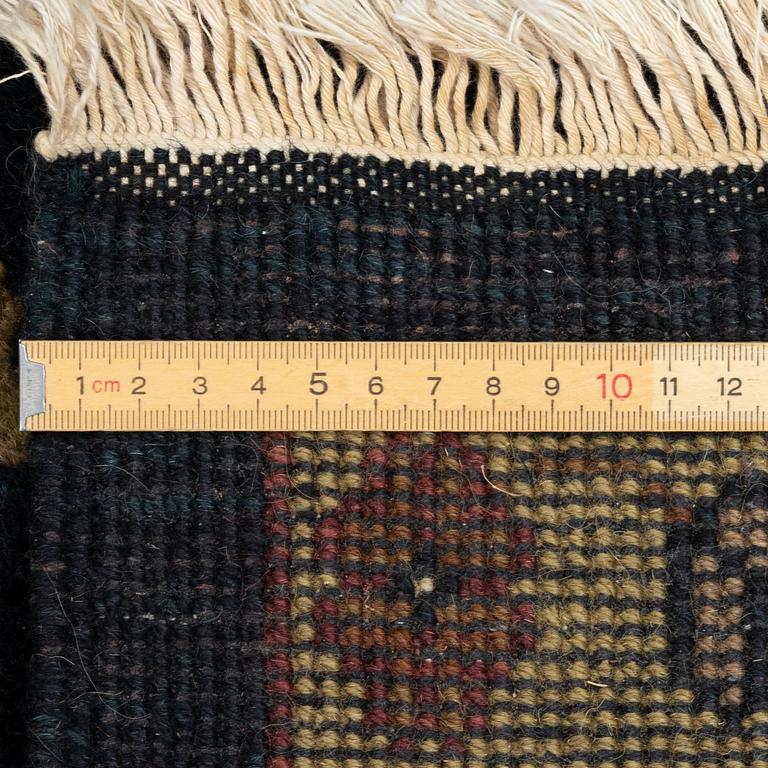 Matta, ca 295 x 240 cm.