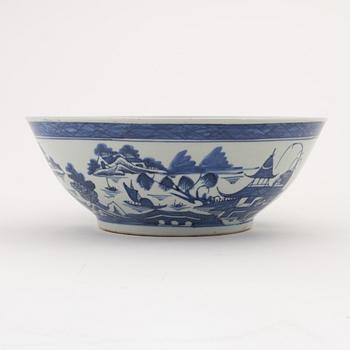 A blue and white bowl, Qing dynasty, circa 1900.