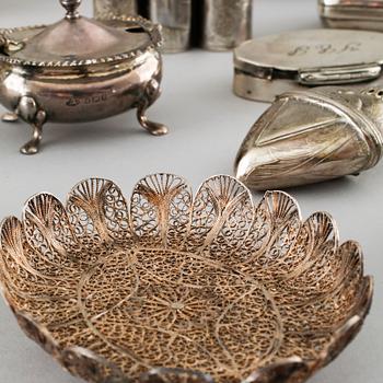 15 pieces of silver from the 19th and 20th century. Weight 684 gram.