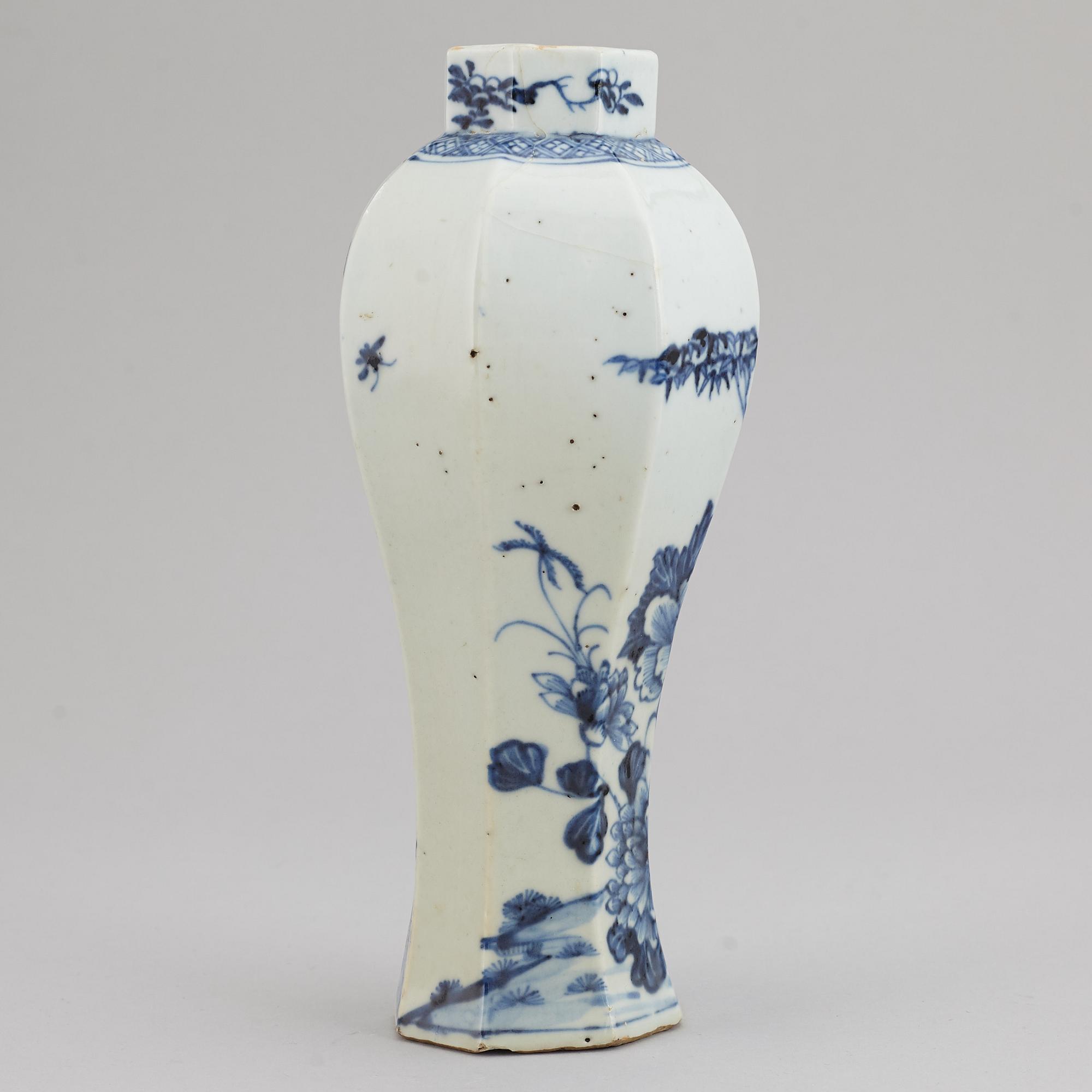 A blue and white export porcelain vase, Qing dynasty, Qianlong (1736-95).