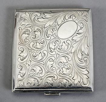CIGARETTETUI och CIGARETTTÄNDARE, silver, 1900-talets första hälft.