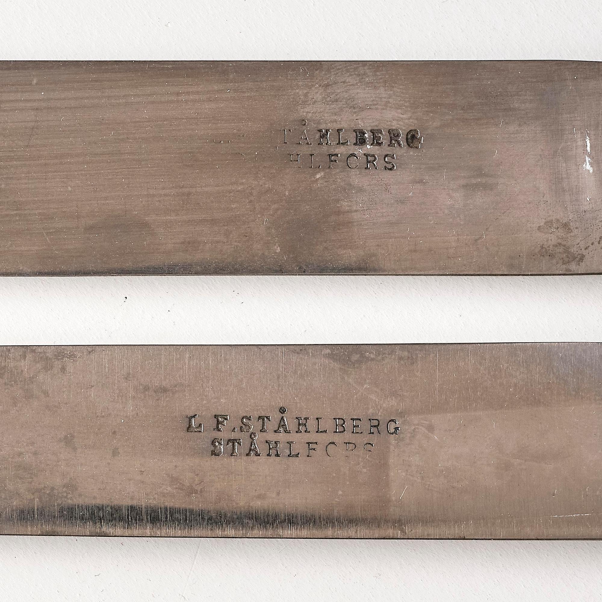 A pair oft blue and white armorial knives, Qing dynasty, Qianlong (1736-95).