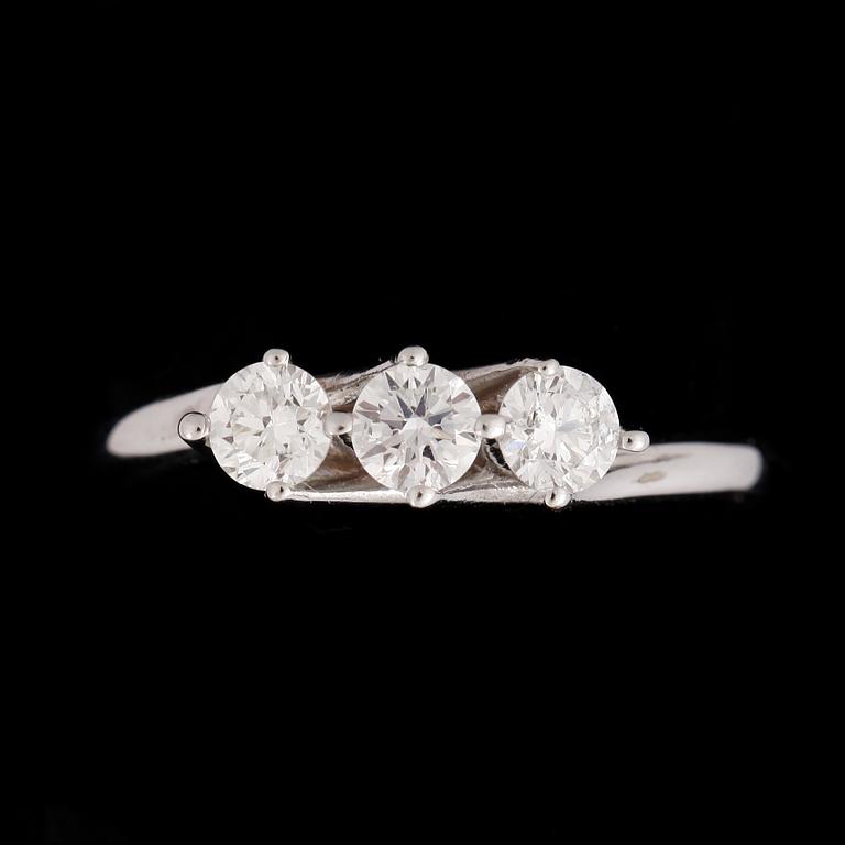 RING, 14k vitguld med diamanter tot 0,52ct. Vikt ca 2,69 gram.