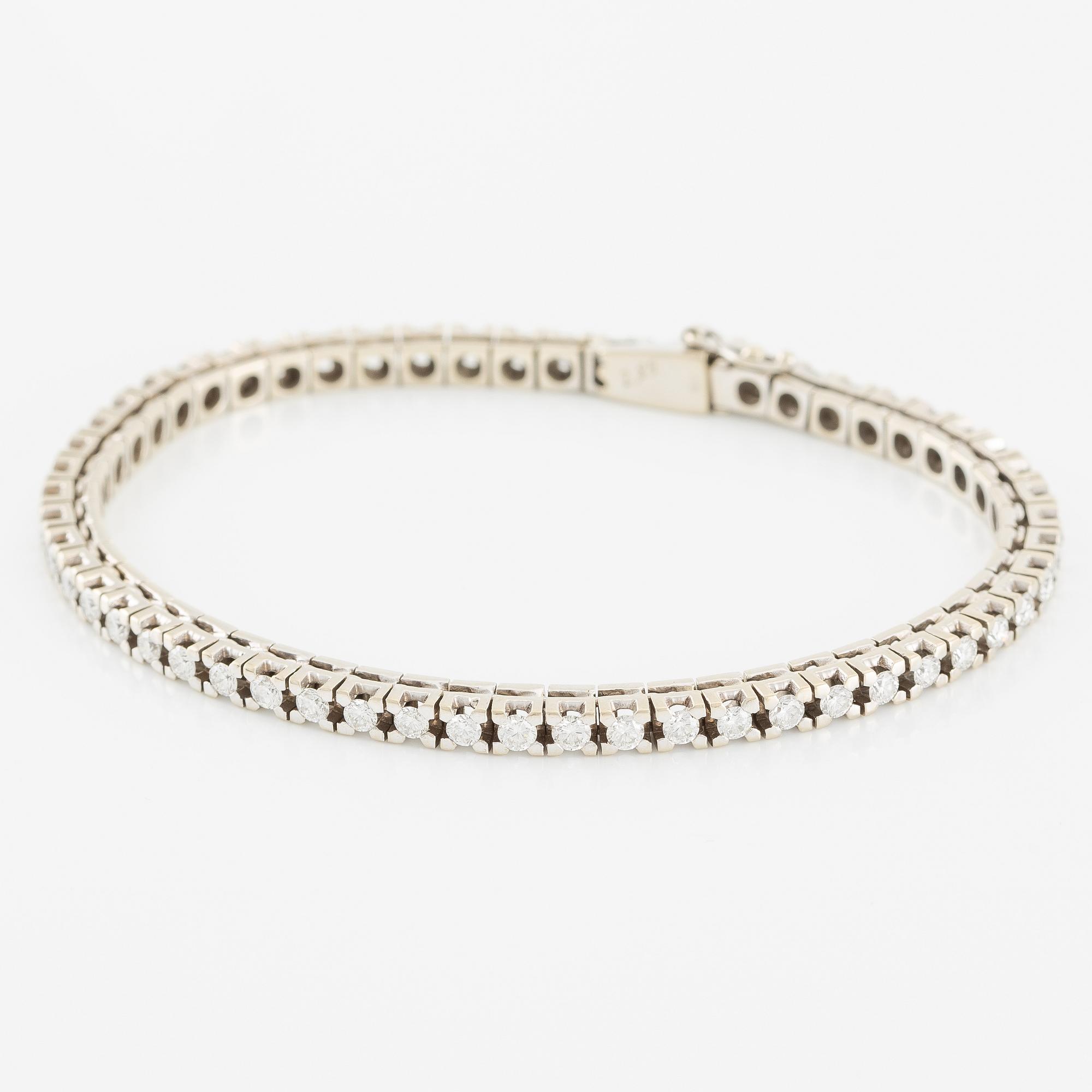 Tennis bracelet 18K white gold with round brilliant-cut diamonds.
