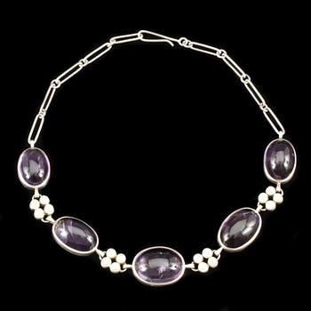 COLLIER, Sterlingsilver med cabochonslipade ametister samt pärlor, Carlman Aktiebolag Hov, Stockholm, 1957 Vikt ca 59 g.