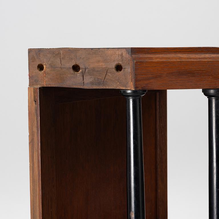 Vitrinskåp, jugend, tidigt 1900-tal.