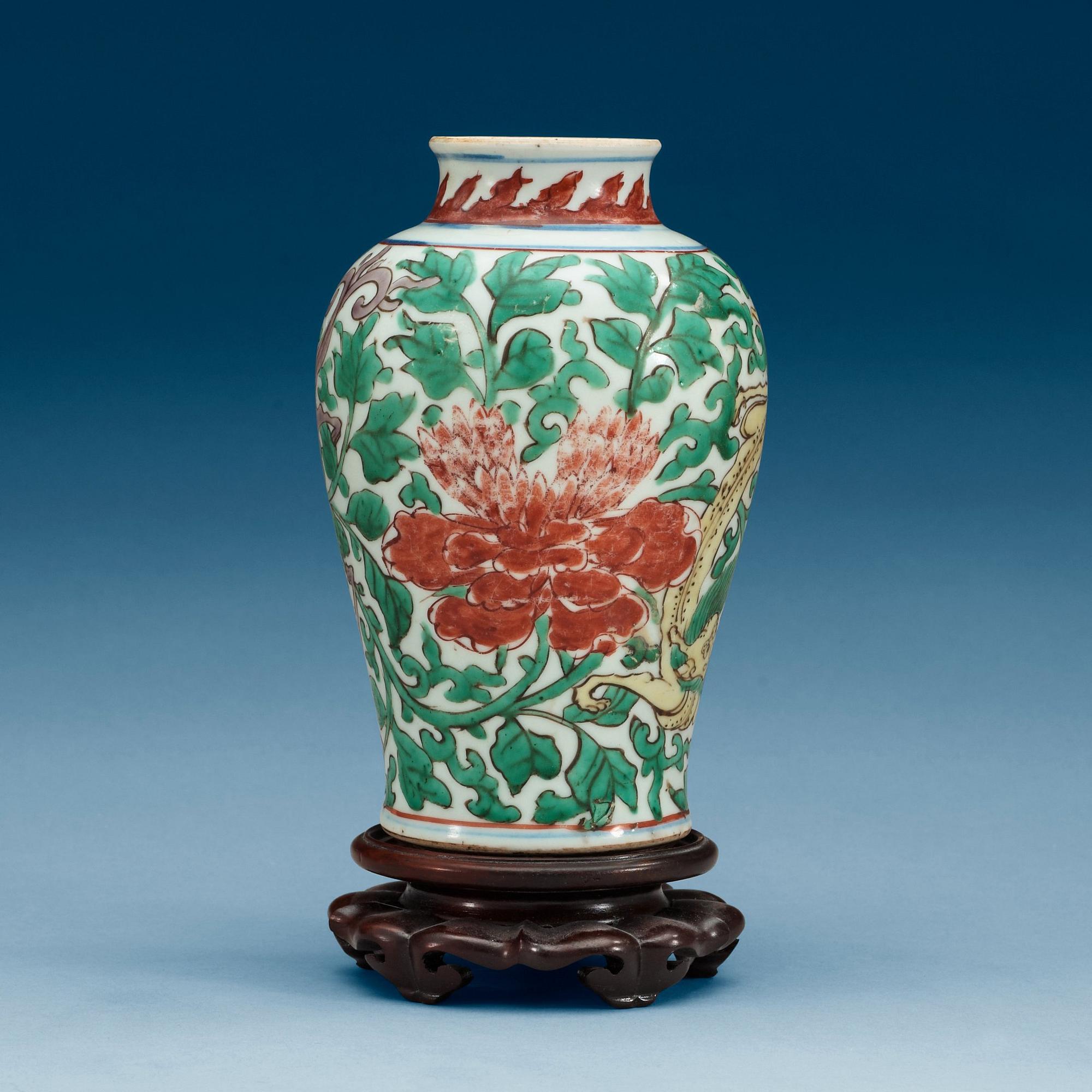 A Transitional wucai vase, 17th Century.