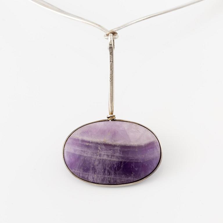 Vivianna Torun Bülow-Hübe, halsring med hänge, sterlingsilver och ametist, för Georg Jensen.