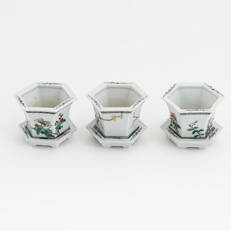 Three Chinese republic style porcelain flower pots with stand, 20th Century.