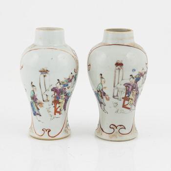 A pair of porcelain tea caddies, China, 18th century.