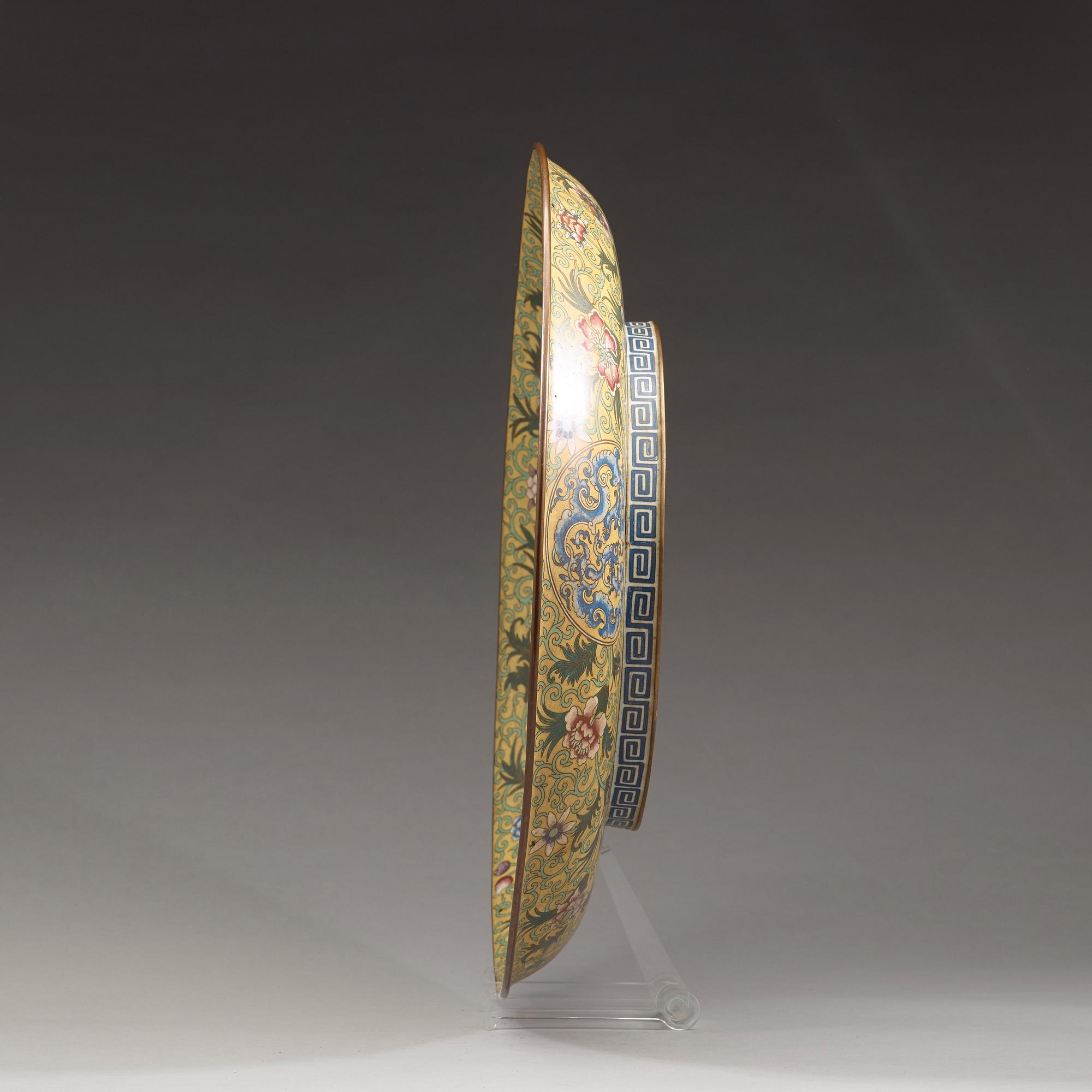 PRAKTFAT, cloisonné. Kina, 1900-talets första hälft.
