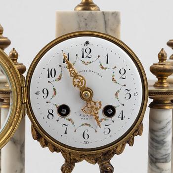 A mantle clock with two decorative urns, France, end of the 19th century.