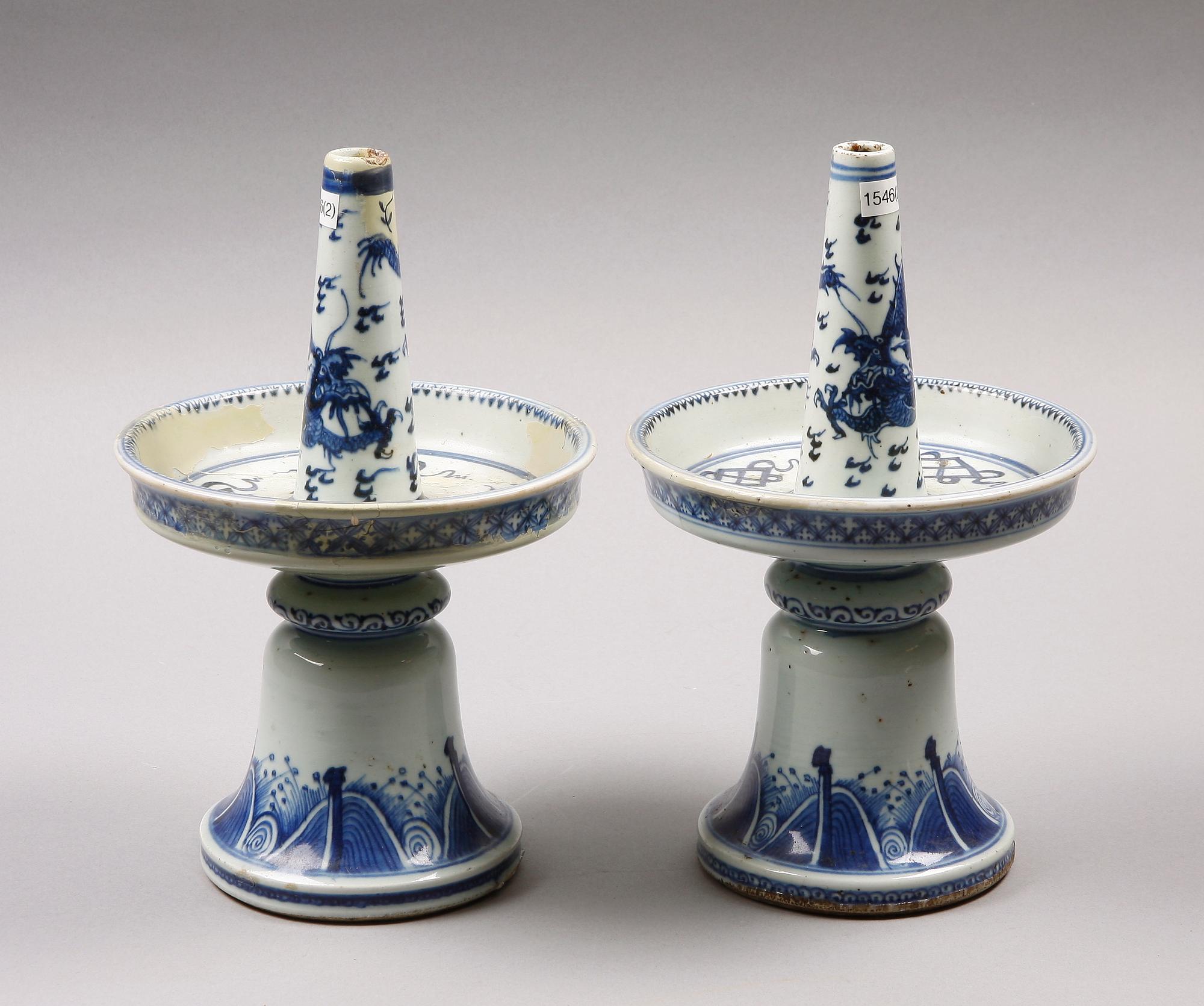 ALTARSTAKAR, ett par, porslin. Qing dynastin, 1700-tal.