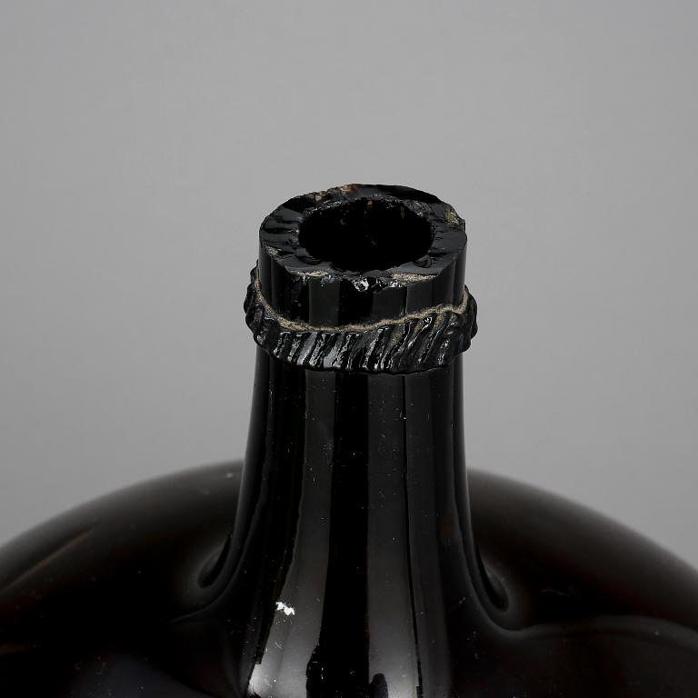 FLASKOR, 2 st, glas, omkring sekelskiftet 1900.
