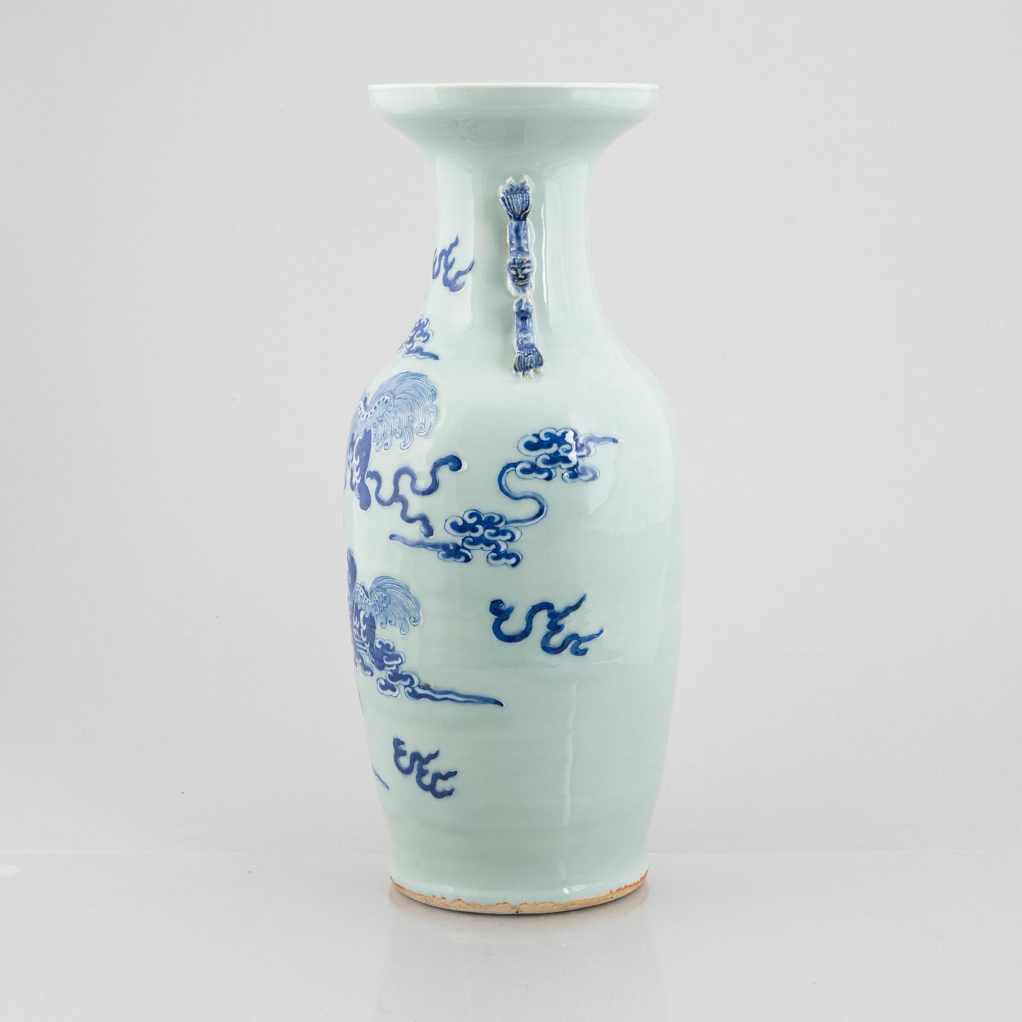 A Chinese porcelain vase, Qing dynasty, 19th Century.
