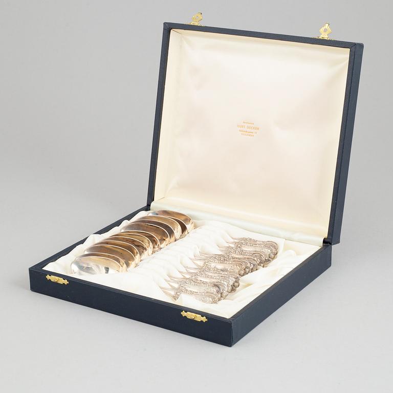 A set of twelve silver teaspoons, mark of Mitchell & Sons, Glasgow 1825.