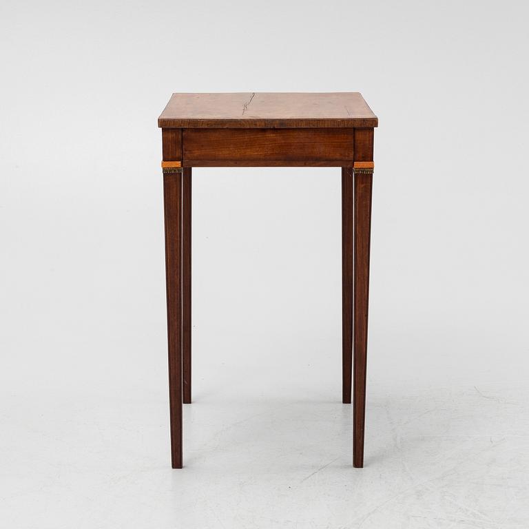 Sidobord, gustaviansk stil, omkring år 1900.