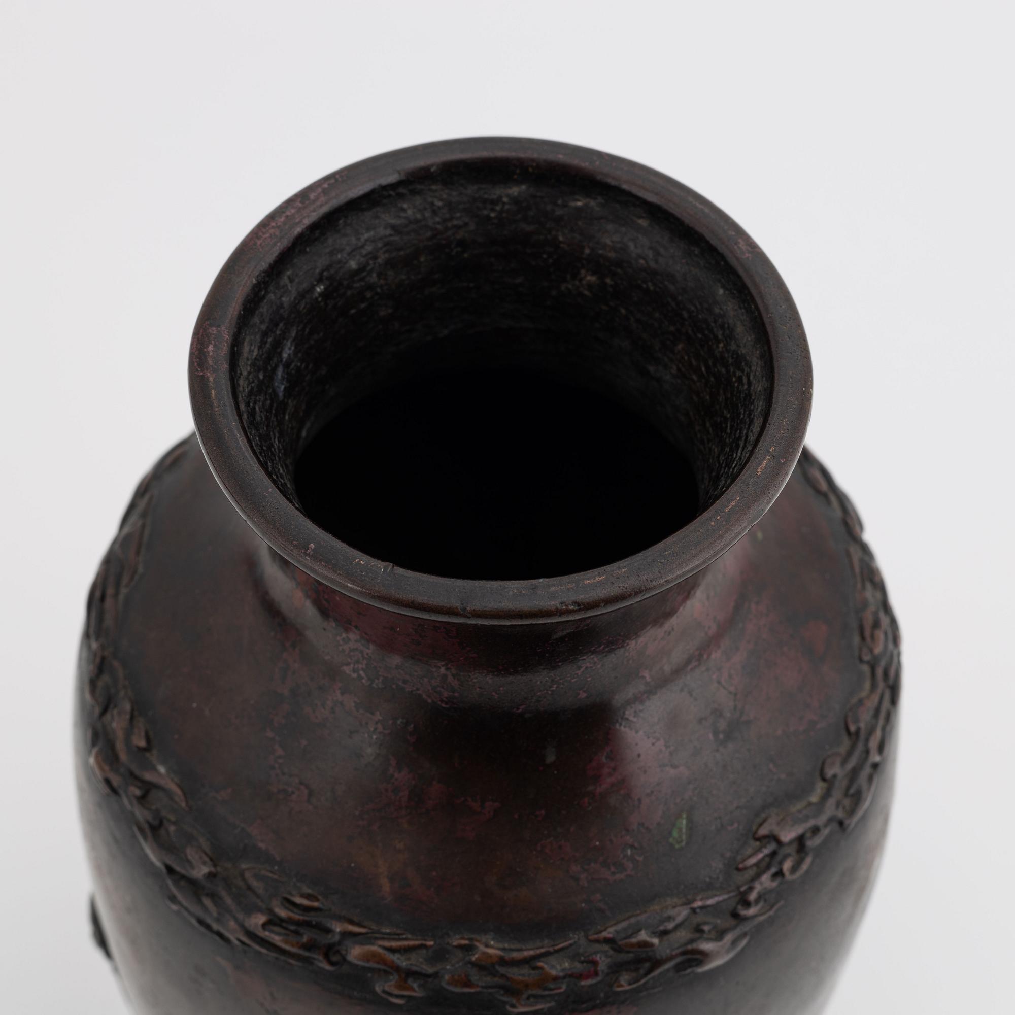 A Japanese bronze vase, 20th century.