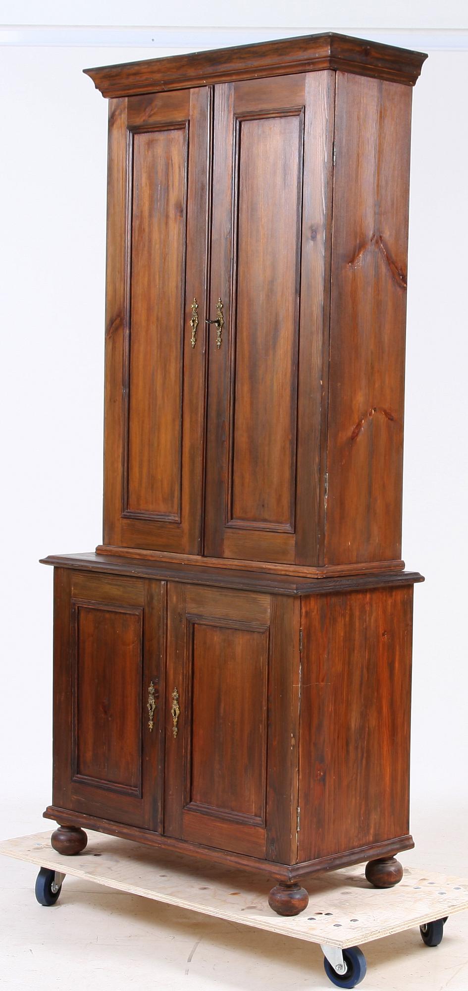 SKÅP, omkring sekelskiftet 1800/1900.