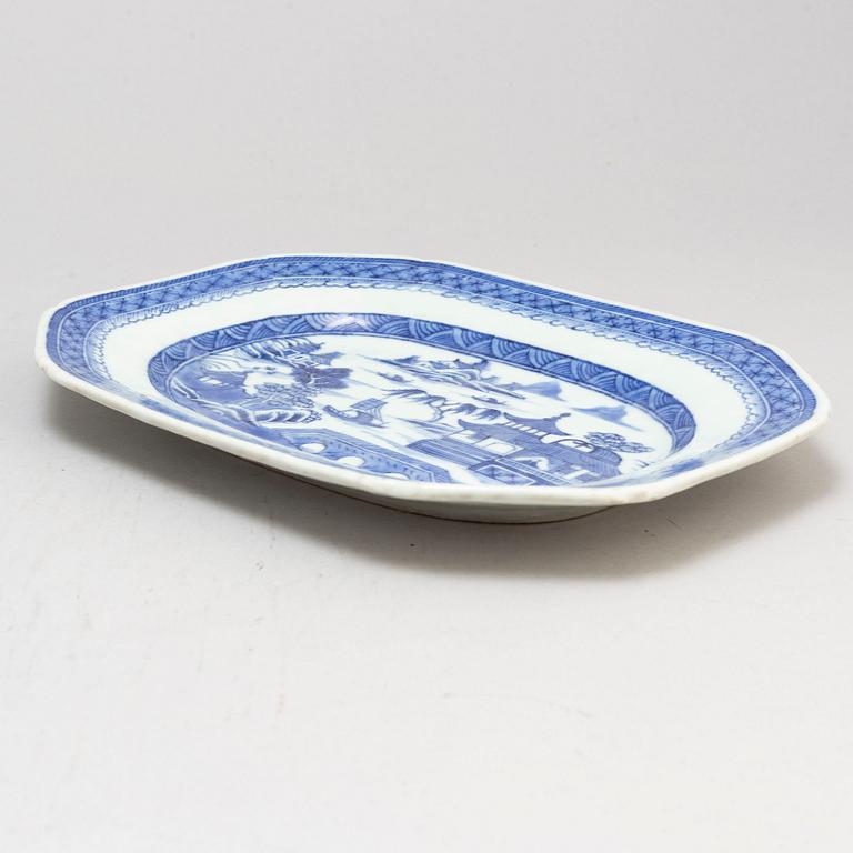 Four blue and white and cappucciner glazed porcelain plates, dish and vase, Qing dynasty, 18th century.