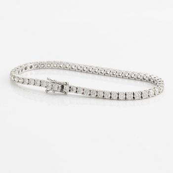 Tennis bracelet with brilliant-cut diamonds.