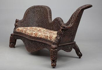 MÖBLEMANG, 3 delar, Soffa, karmstol och bord, Indien omkring 1900.