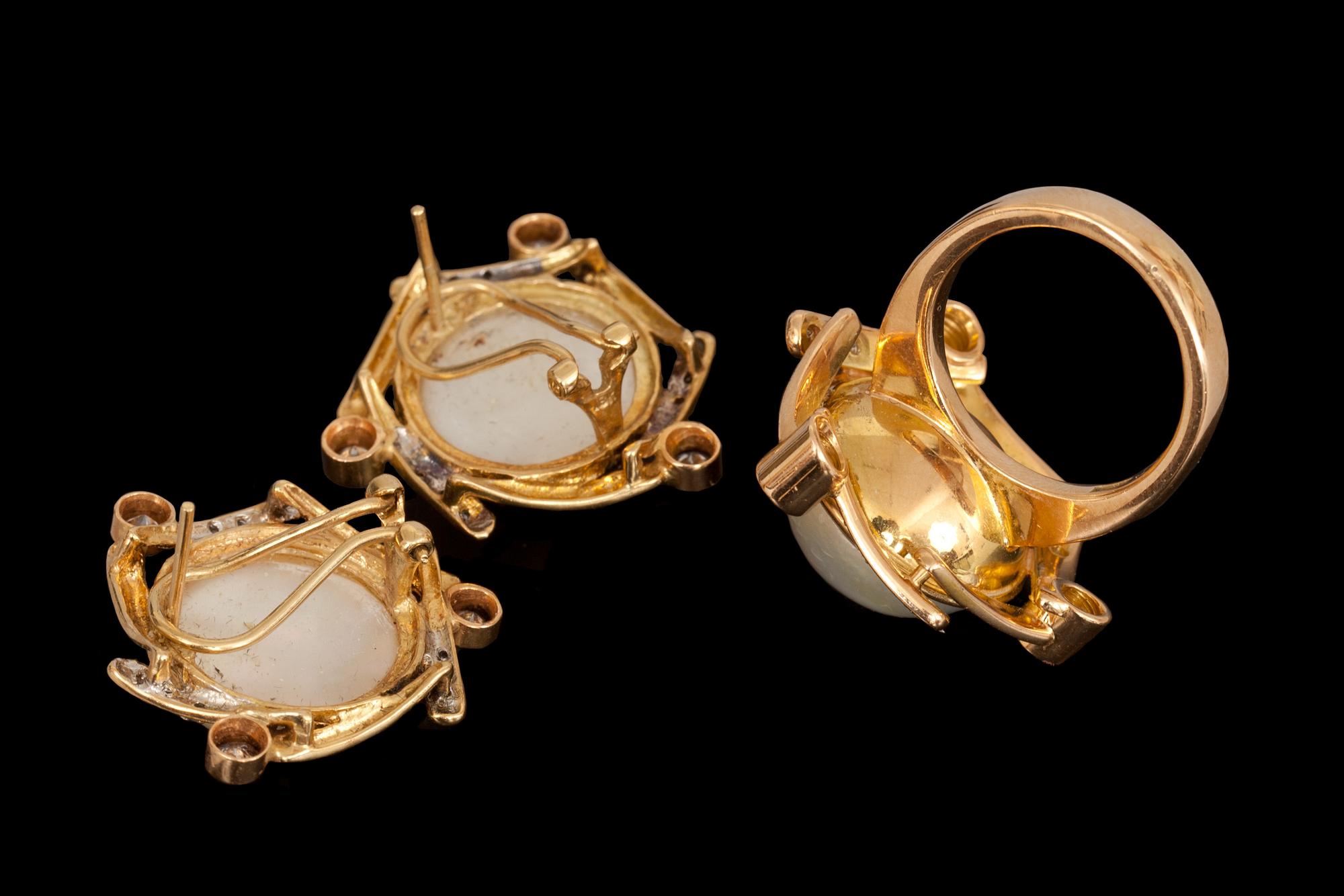 RING och ÖRHÄNGEN ett par. 18k guld med briljantslipade diamanter tot ca 0,60 ct samt halvpärlor. Vikt tot ca 25 g.