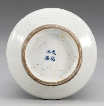 VAS, porslin. Qing dynastin, Kangxi (1662-1722).