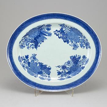 A large 'Fitzhugh pattern' export porcelain serving dish, Qing dynasty, Jiaqing (1796-1820).