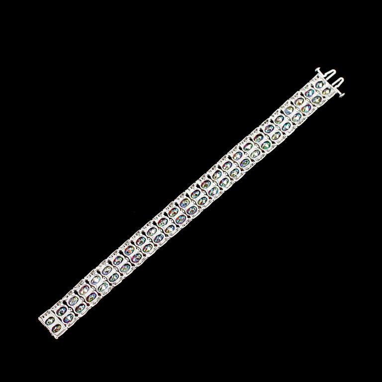 ARMBAND, sterlingsilver, safirer ca 2.60 ct, topaser ca 38 ct.
Total vikt ca 40 g.