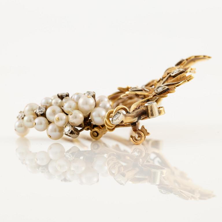 A pair of earrings and a brooch in 18K gold in the form of grapes with pearls and round brilliant-cut diamonds.