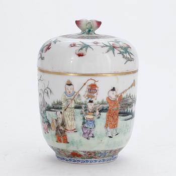 BONBONJÄR, porslin, Kina, 1900-tal.