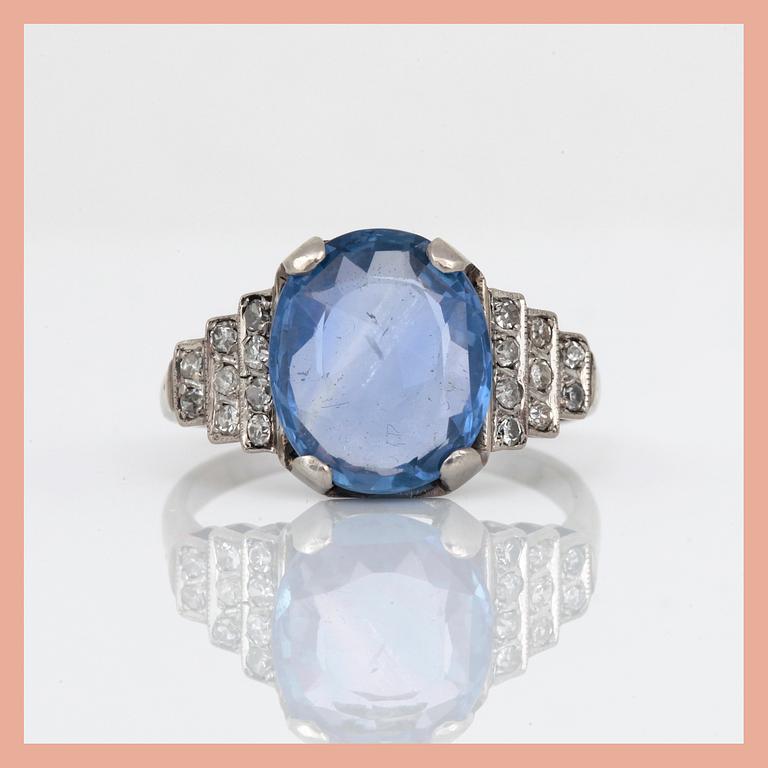 RING, troligen platina med ovalslipad ljusblå safir, ca 3,20 ct och små diamanter, tot ca 0,18 ct. Total vikt ca 4,61 g.