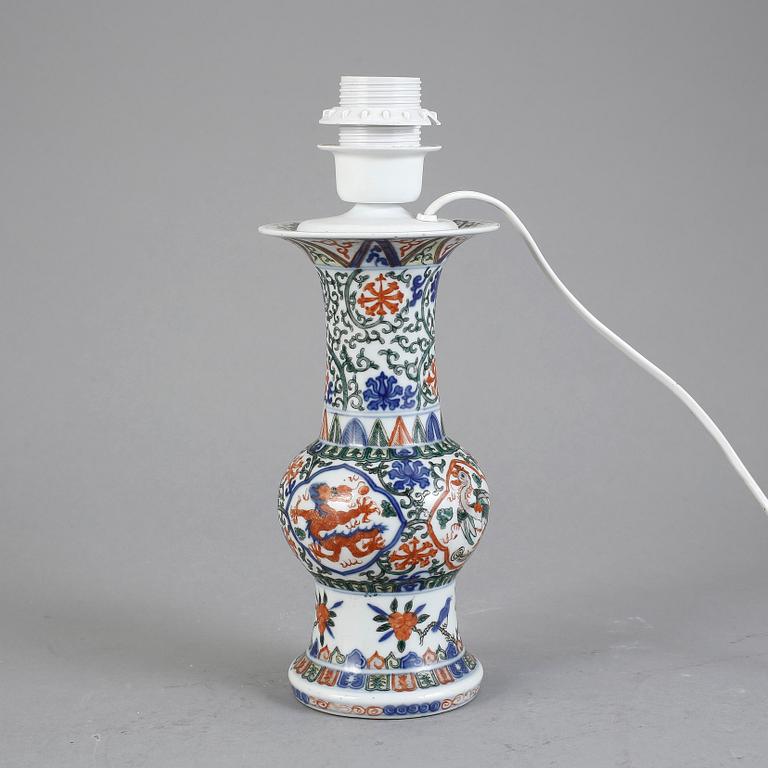 BORDSLAMPA/VAS, porslin, Kina, 1900-tal.
