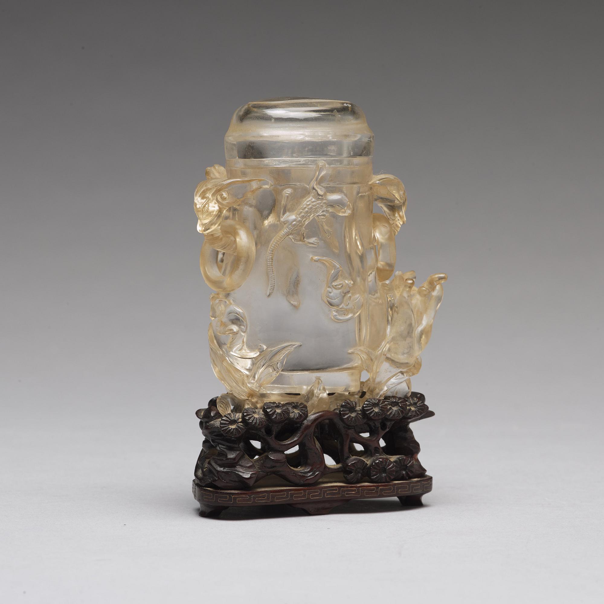 A carved rock chrystal vase with cover, Qingdynasty, circa 1900.