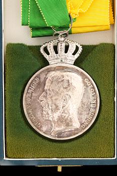 MEDALJ, silver. Gustav V. 1947. Vikt ca 36 gram.