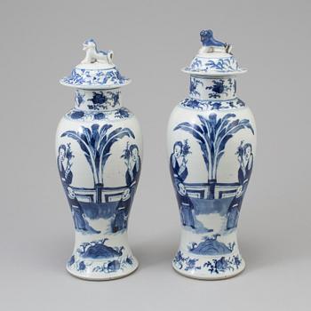 A pair of chinese blue and white porcelain vases with covers. Qing dynasty, Guangxu (1875-1908).