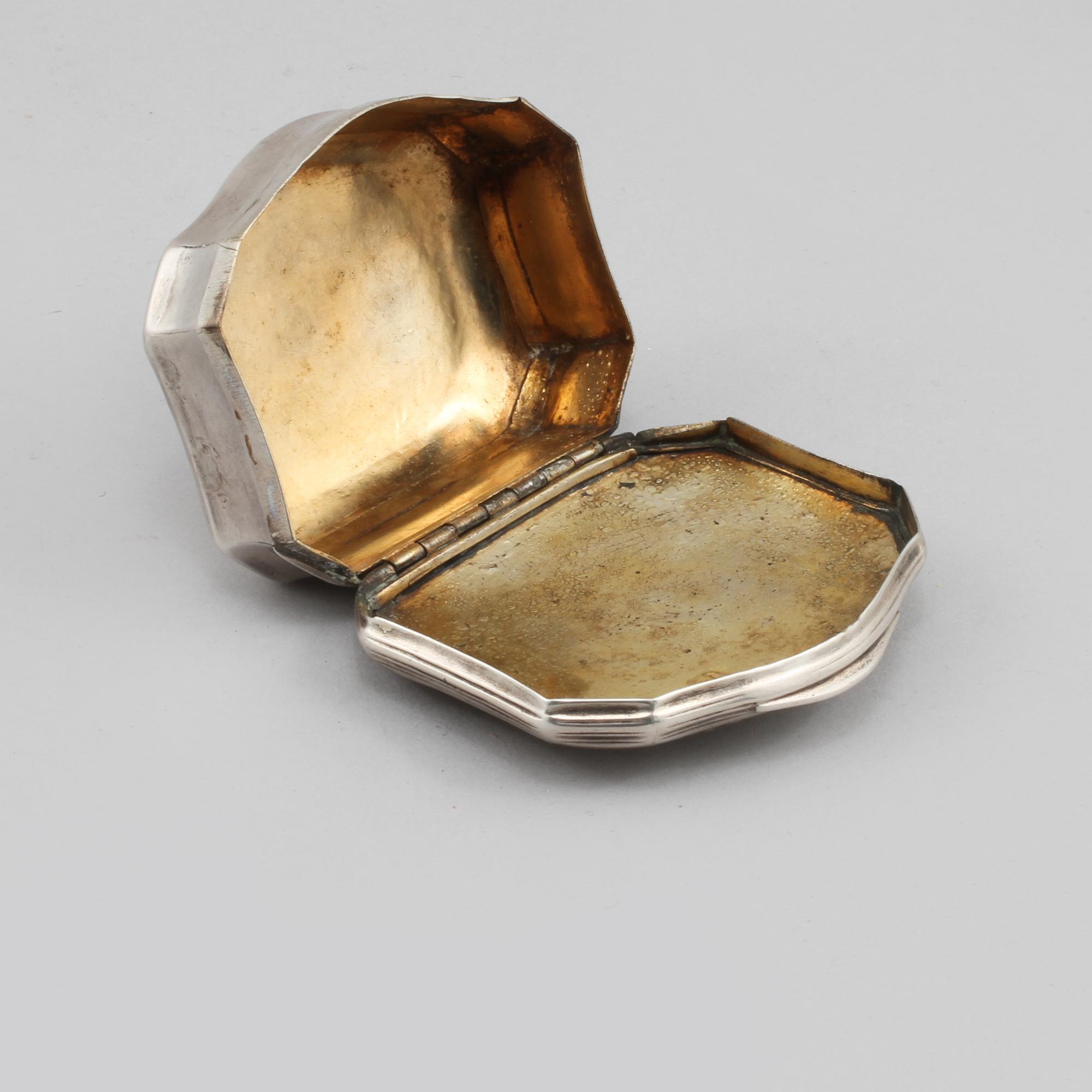 DOSA, silver, rokoko, omkring 1700-talets mitt, vikt 90 g.