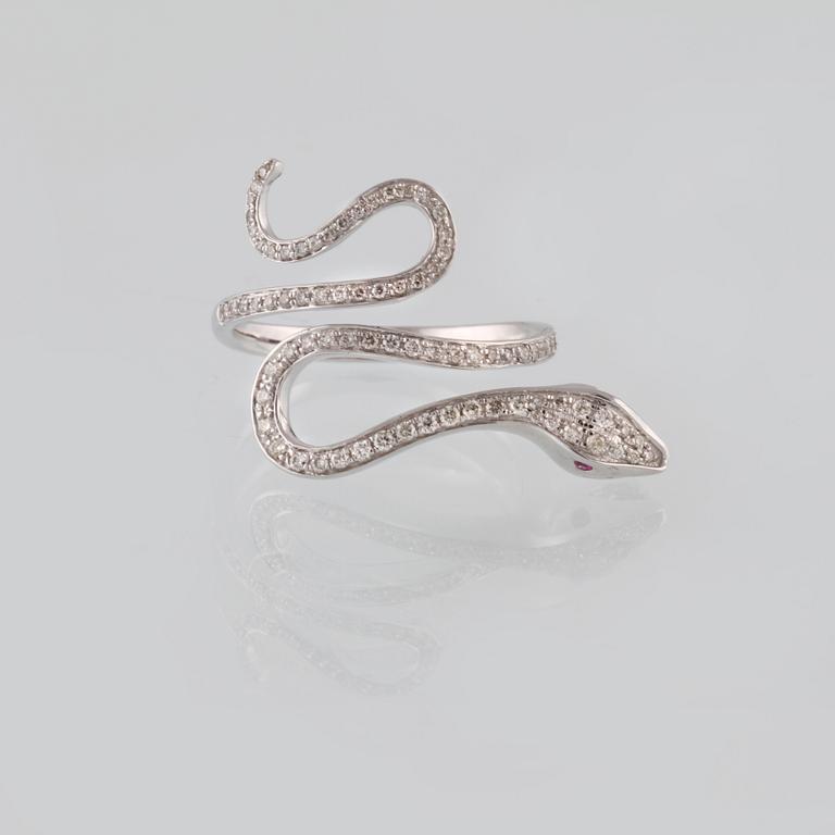 RING, 18K vitguld med briljantslipade diamanter ca 0.29 ct samt 2 rubiner ca 0.02 ct. Vikt 4,6 gram.