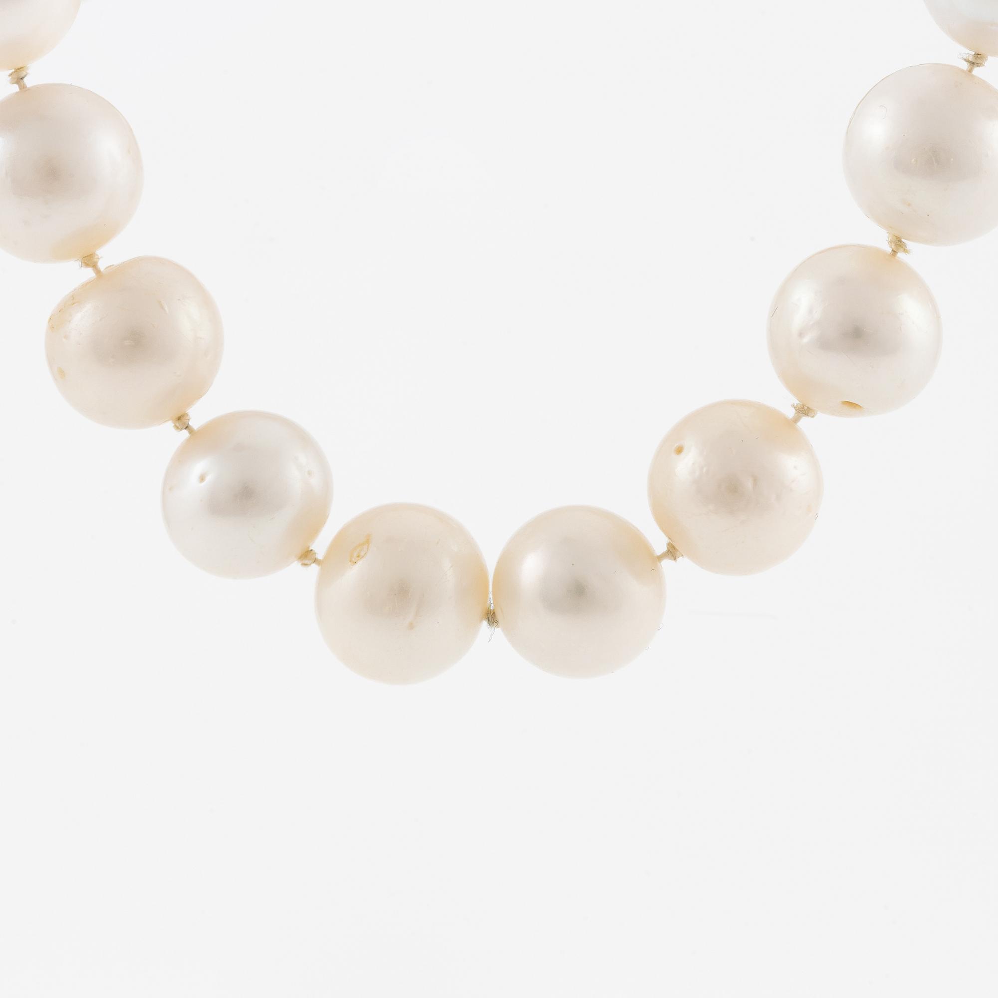 Pearl necklace, cultured freshwater pearls, clasp by Jarl Sandin in 18K gold with small brilliant-cut diamonds.