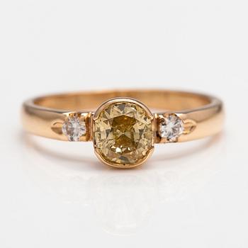 Ring, 18K guld och diamanter ca 1.01 ct tot. AIG-certifikat.