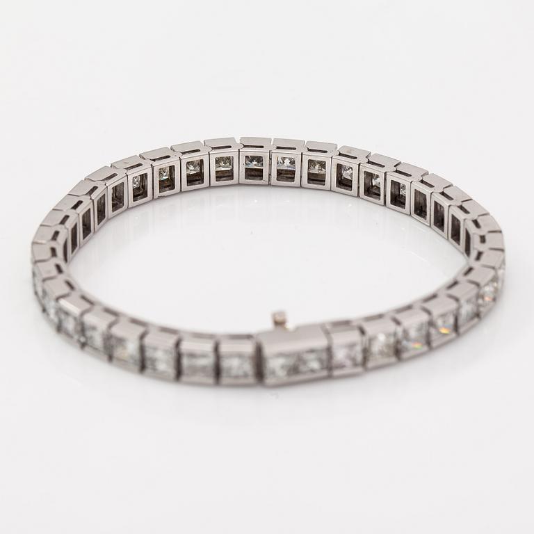 Armband, 18K vitguld, princesslipade diamanter ca 19.47 ct tot enl gravyr.