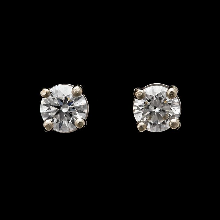 ÖRHÄNGEN, briljantslipade diamanter, vardera ca 0.45 ct.