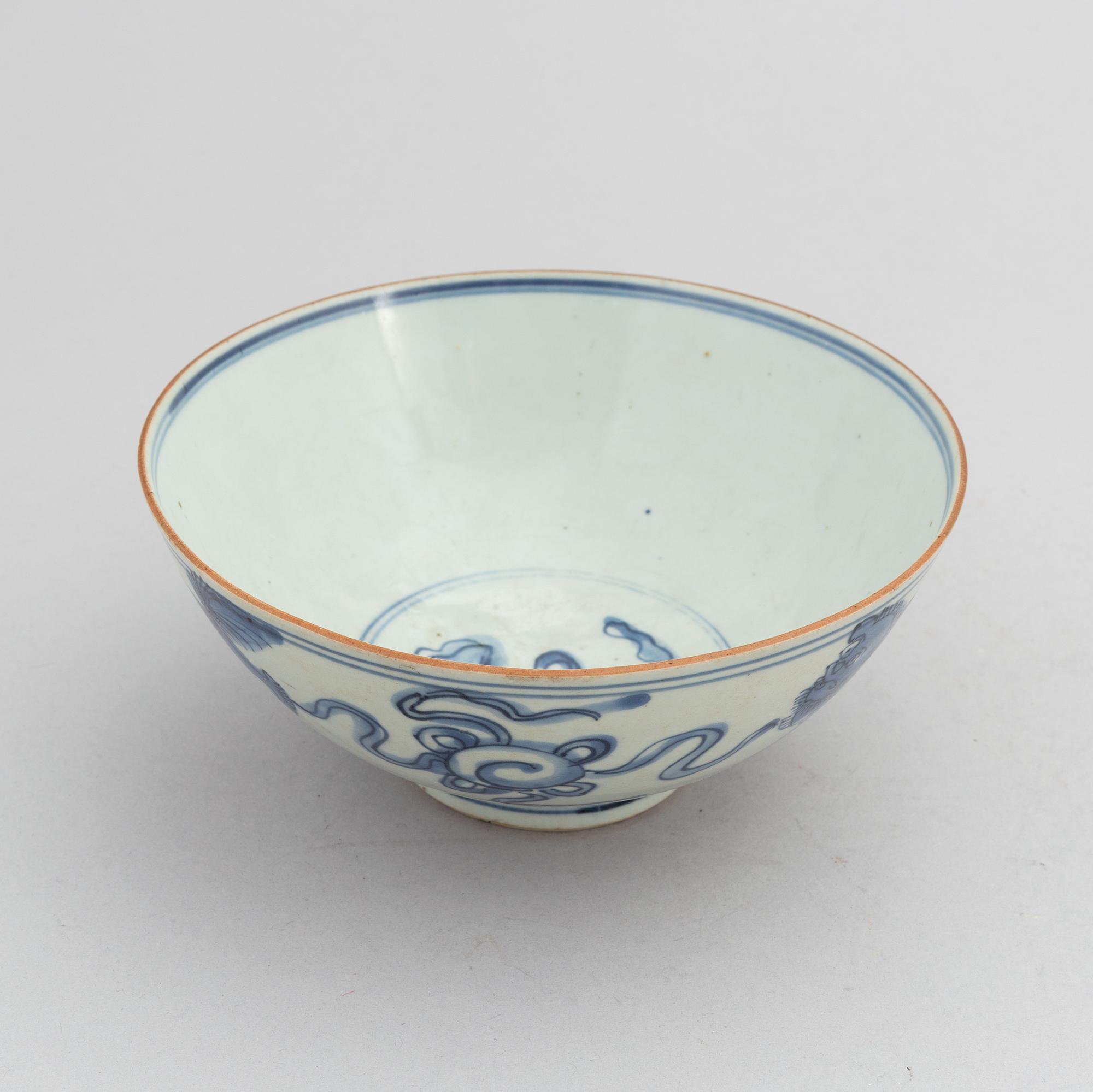 A Chinese blue and white porcelain bowl with buddhist lions chasing a ball with ribbons, Ming dynasty (1368-1644).