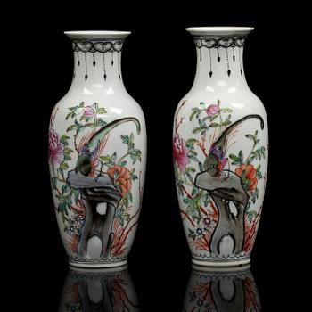 VASER, ett par, porslin, Kina, 1900-talets slut.