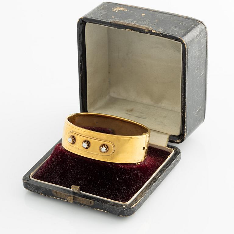 Armring, 18K guld med pärlor, 1800-tal.