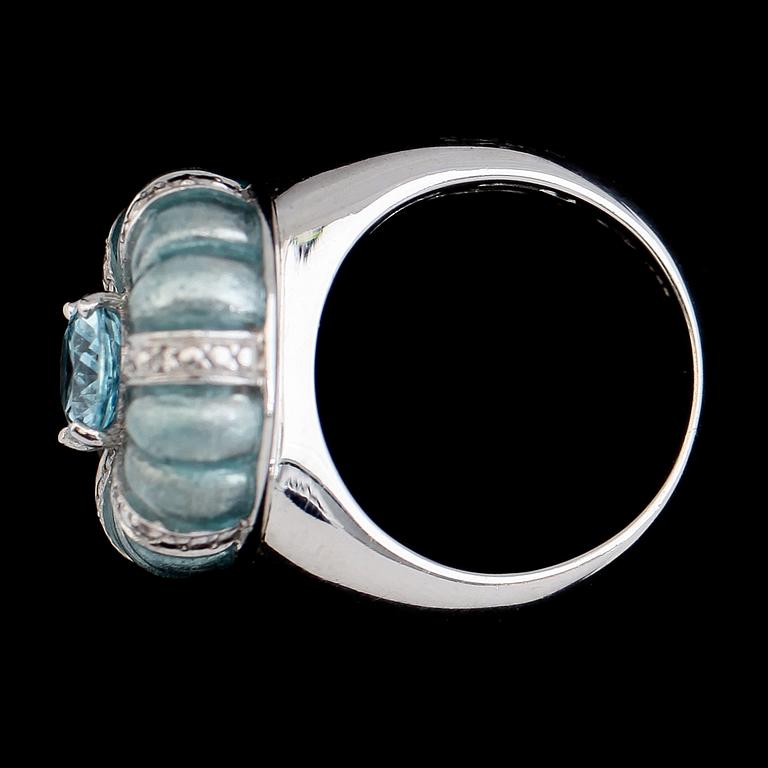 RING, vitguldspläterat sterlingsilver, ljusblå topas ca 2.00 ct, ljusblå emalj samt mindre diamanter tot ca 0.08 ct.