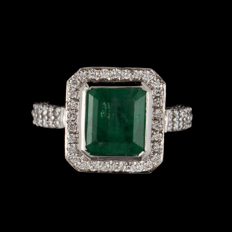 RING, 18k vitguld med smaragdslipad smaragd samt briljanslipade diamanter. Vikt 7 g.