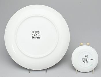 TALLRIKAR samt COASTERS, 2 + 4, flintgods, Fornasetti, Milano.